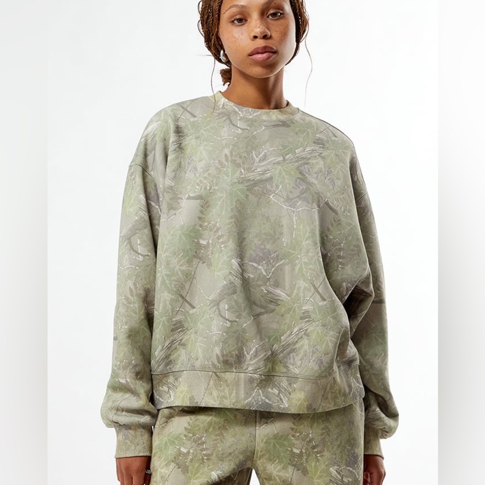 Pacsun Tree Camo Crew Neck Sweatshirt Women’s Small Boxy Fit‎